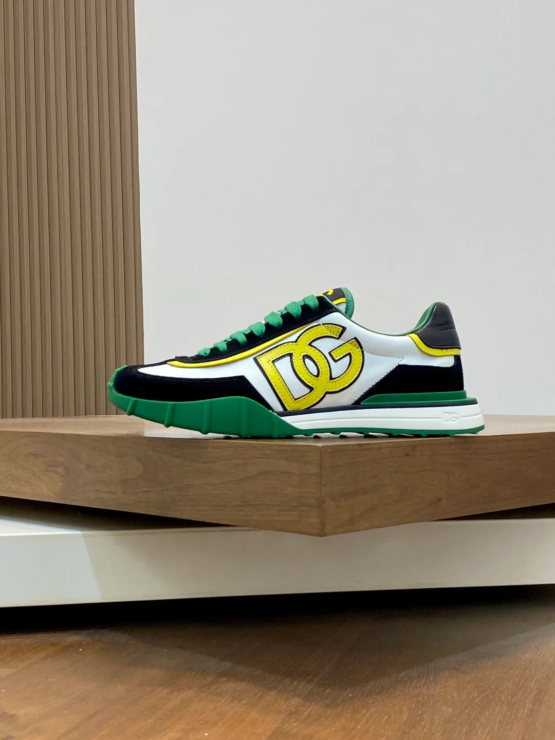 💰800 Dolce&Gabbana/Dolce & Gabbana men’s new casual sports shoes This sneaker is made of multiple materials. The nylon fabric upper is integrated with glossy leather, suede leather and rubber elements, and is decorated with reflective details. It has a silk-screen logo and a dual design of thick round and flat laces. It has a square toe, rubber foam midsole and gear pattern rubber composite sole decorated with the iconic "DG" logo. The shoe body is decorated with three-dimensional labels with the brand logo in many places. The style is fashionable and elegant, and the unique design is presented in a dazzling and modern new language. The fabric towel lining is paired with logo cowhide feet for a stylish and stylish look! Comes with a full set of packaging! Size: 39-40-41-42-43-44 leather shoe size (38/45 can be customized but does not support returns)